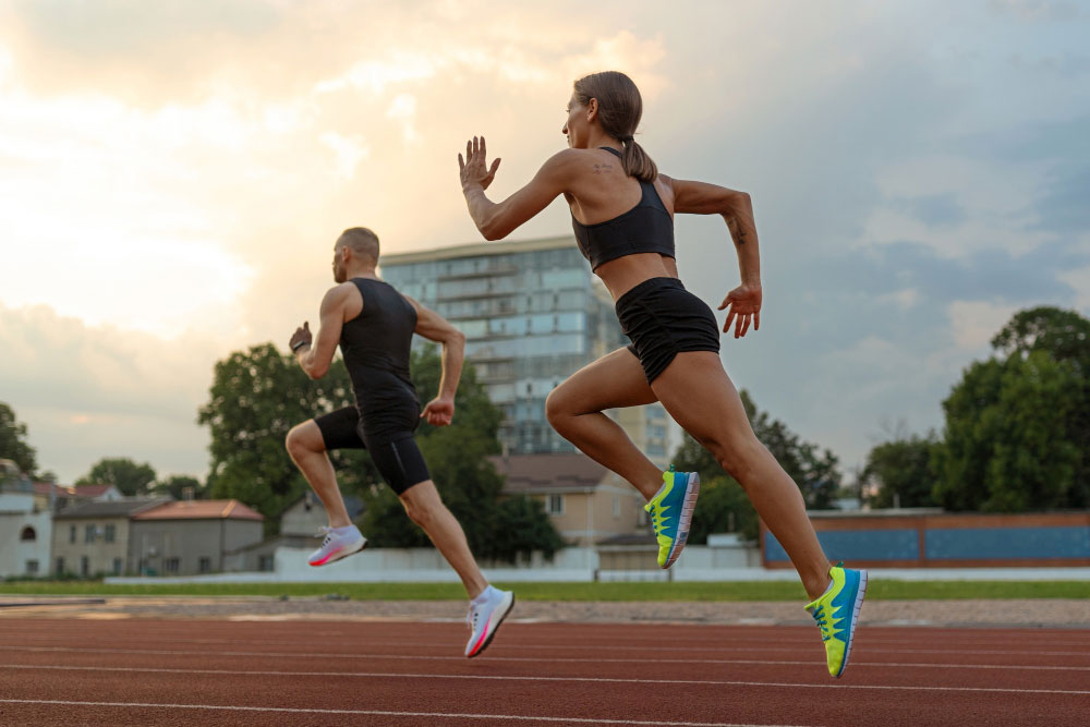 sportifs sur une piste d'athlétisme